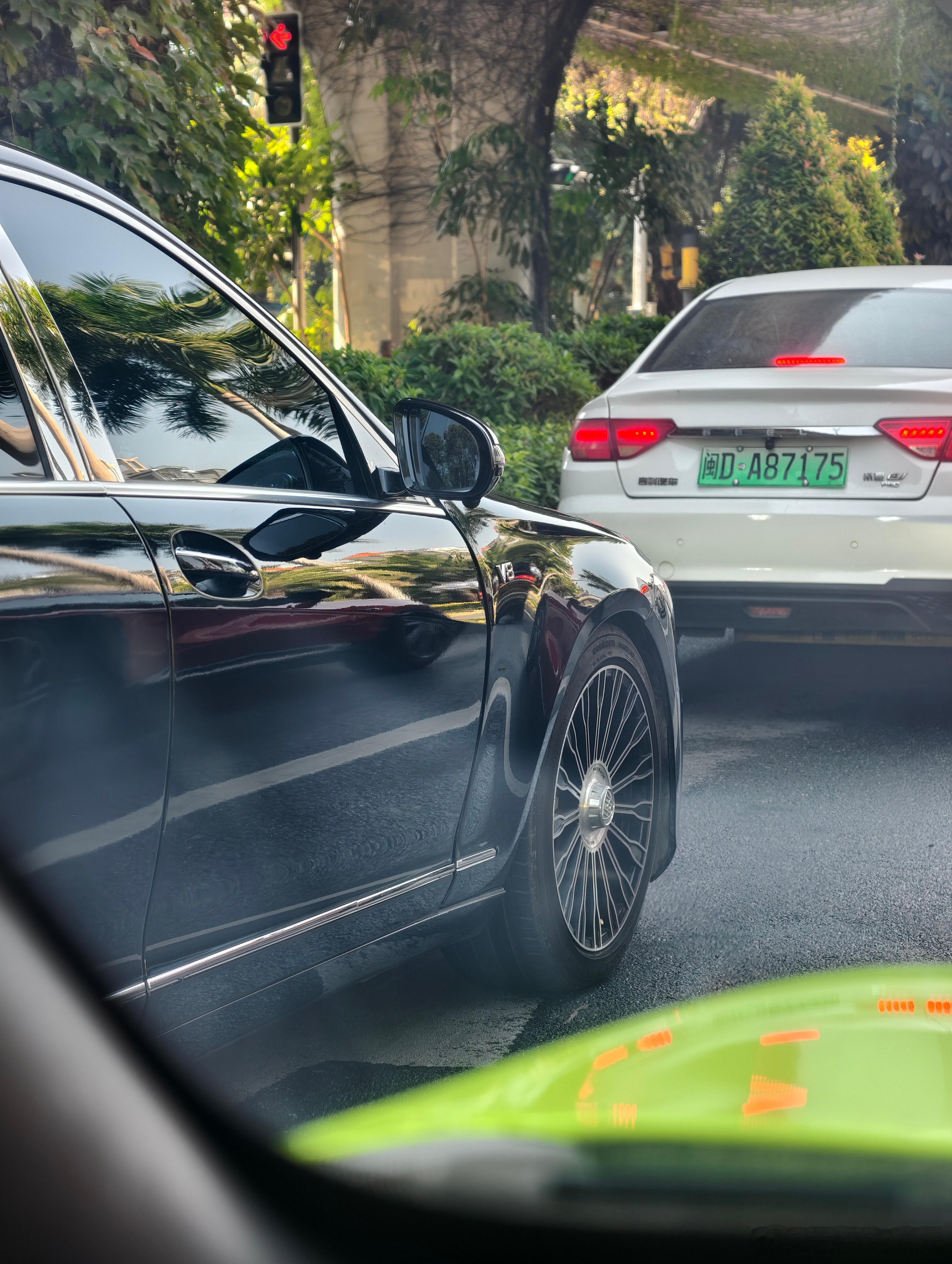 好好的奔驰S改成这样真的不如别改右侧悬架也塌了车身歪了一边 