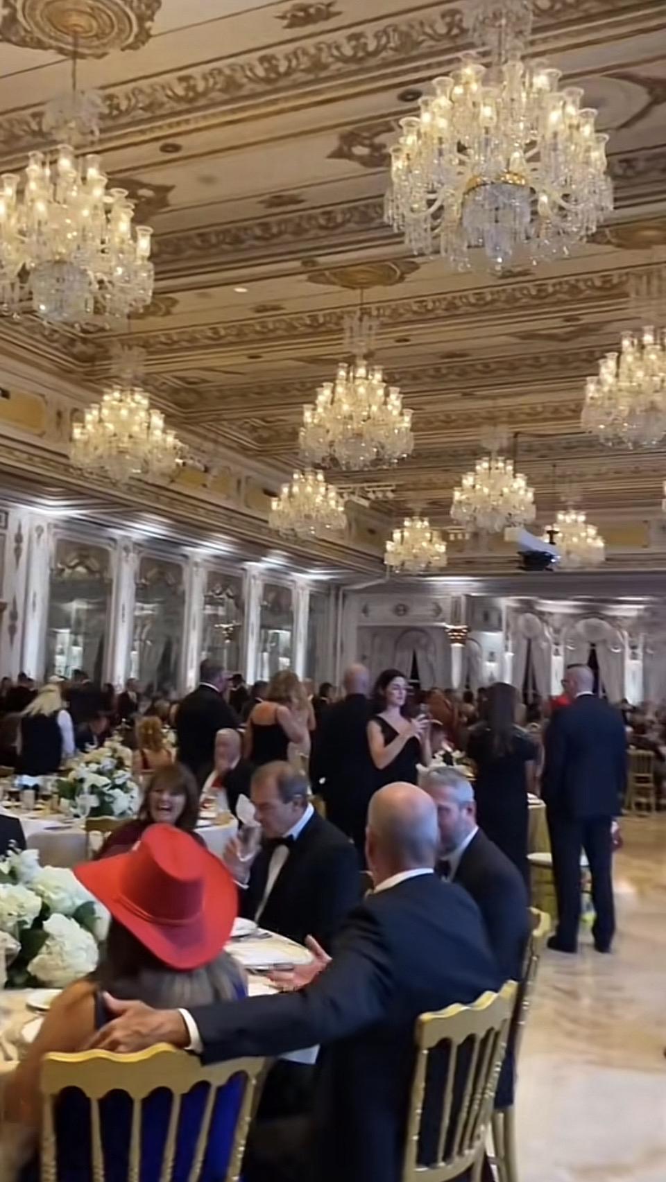 金樽玉盏映华堂，宾主欢聚话家邦。一场盛大的晚宴，人声鼎沸。