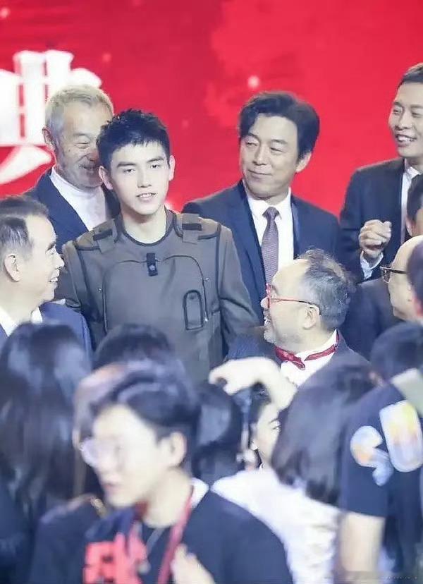网友讨论同样都是被爆出床照，怎么电影圈太子就从陈飞宇转成于适了呢[笑cry][笑