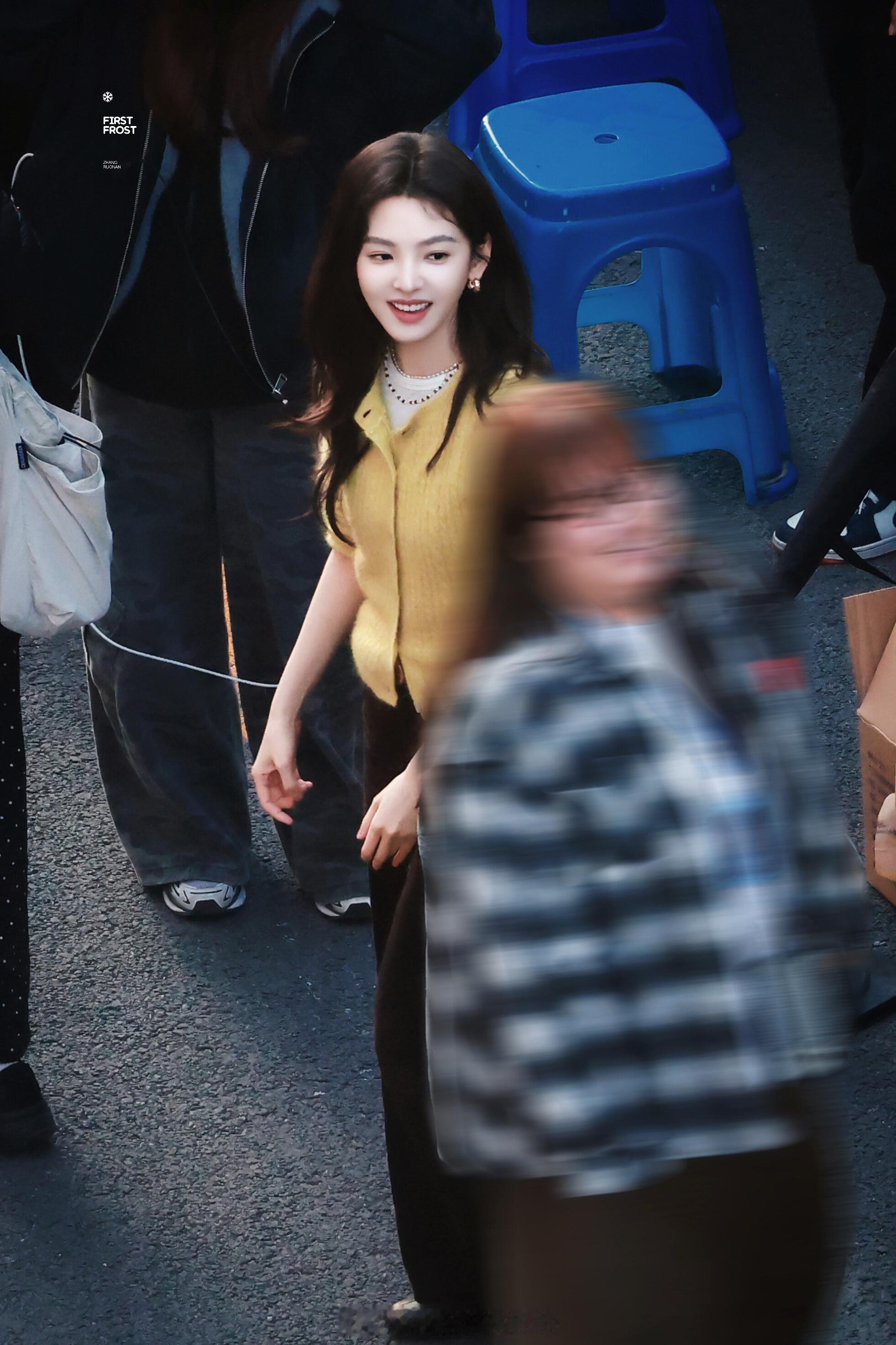 章若楠 想把你和时间藏起来最新路透肤白貌美的沈制片，波浪卷发下一张小脸好嫩！ 