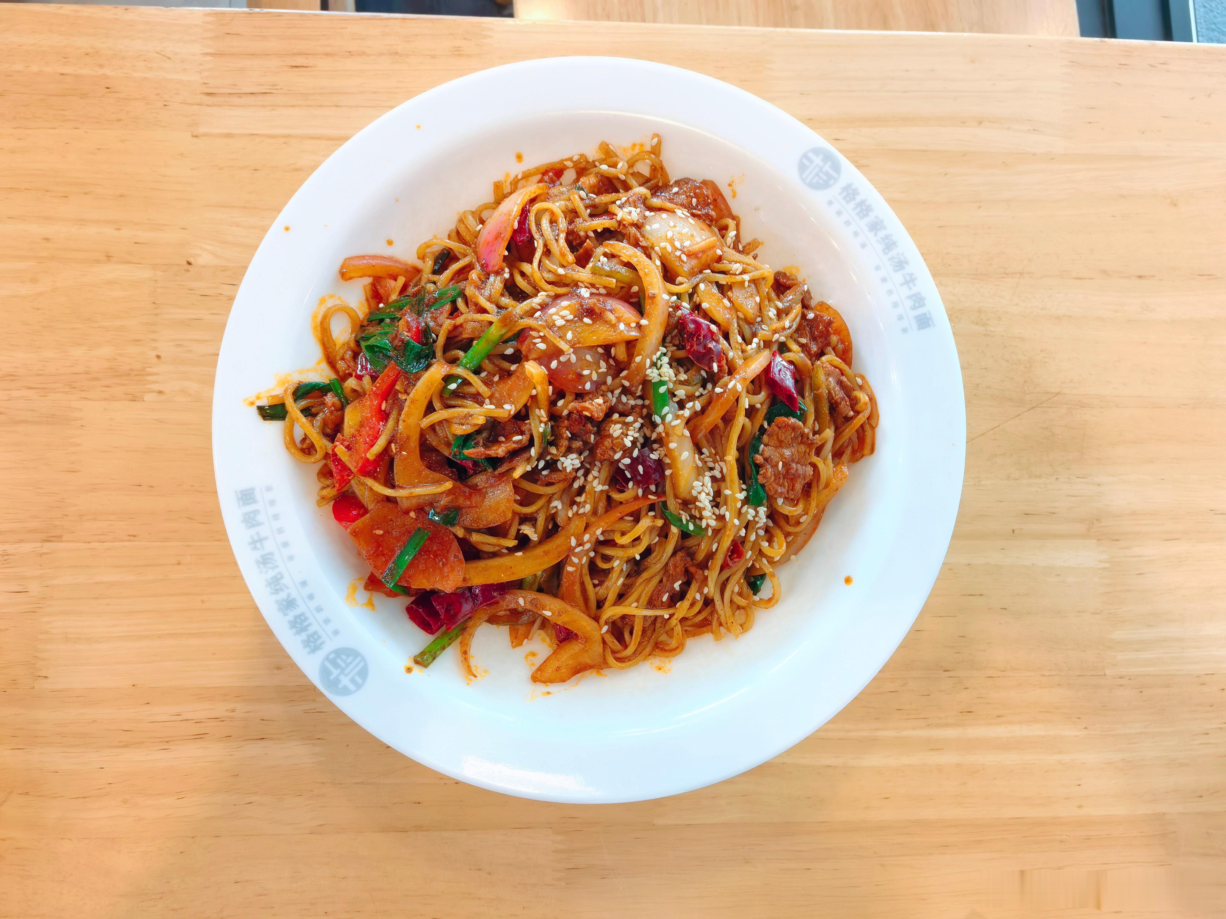 今日午餐 秋天的第一碗奶茶喝上了！干煸炒面，牛肉面味道都是棒棒哒😋。吃饱喝足回