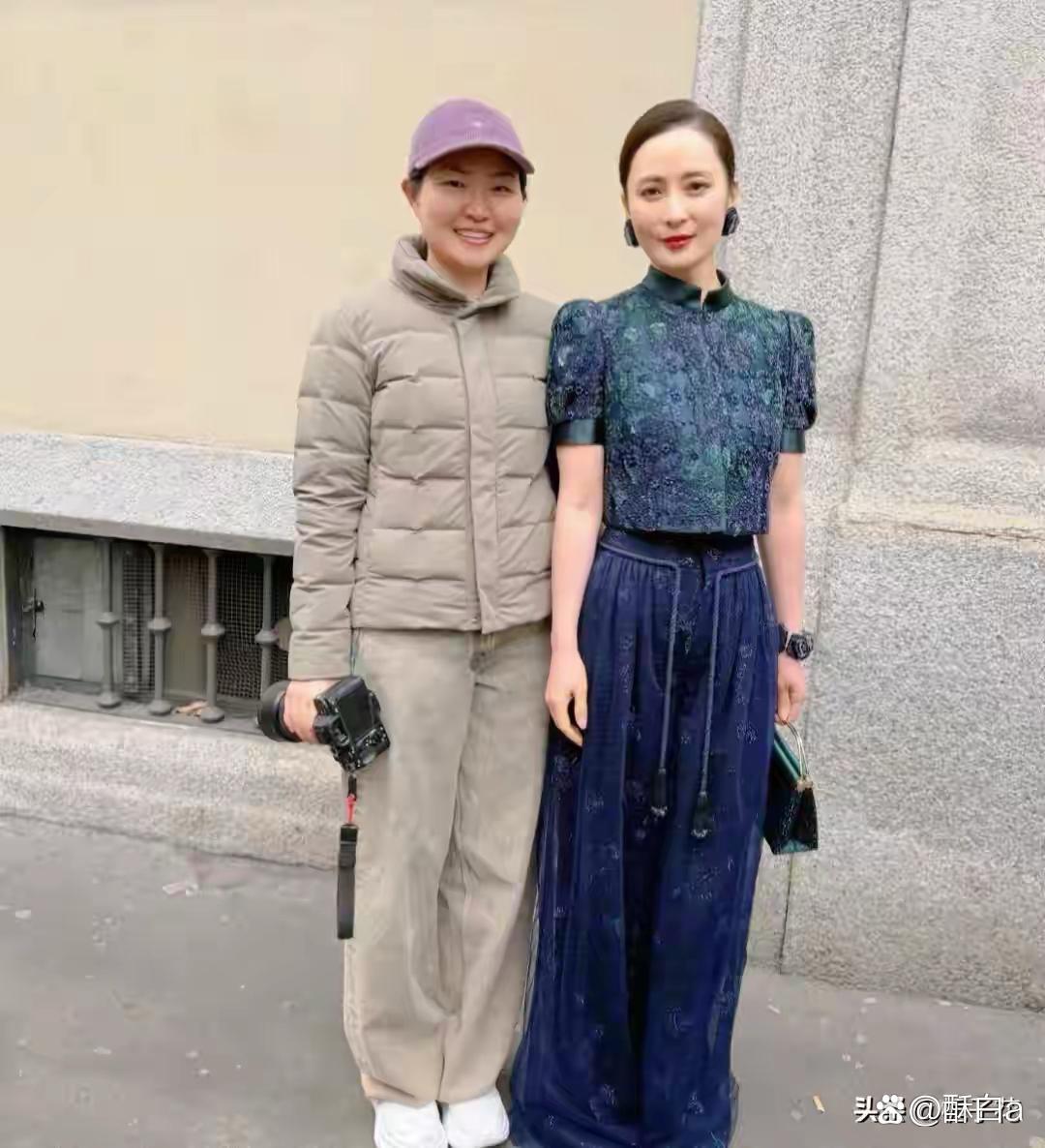 50岁蒋勤勤在意大利逛街被偶遇，她穿着半身裙，衣服修身，似名媛也太美了吧 