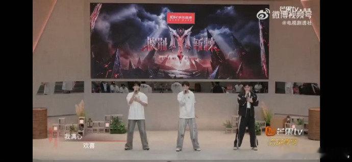 王赫野张彬彬管健嘉晨与小考第一奖状合照《你的眼神》拿下二公小考冠军，离不开王赫野