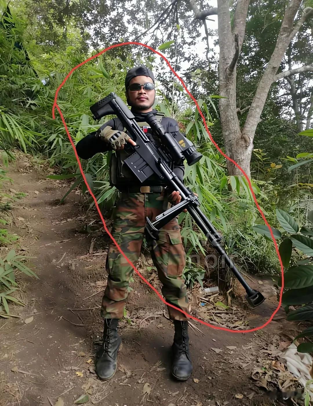 这把远程狙击步枪牛不牛！

这是柬埔寨一名前线士兵。

发布的一张人枪合一的照片