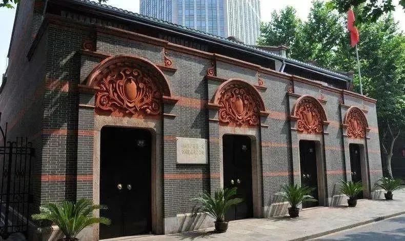 1921年，各地党组织派两名代表到上海出席中共“一大”会议。考虑到路途遥远，各地