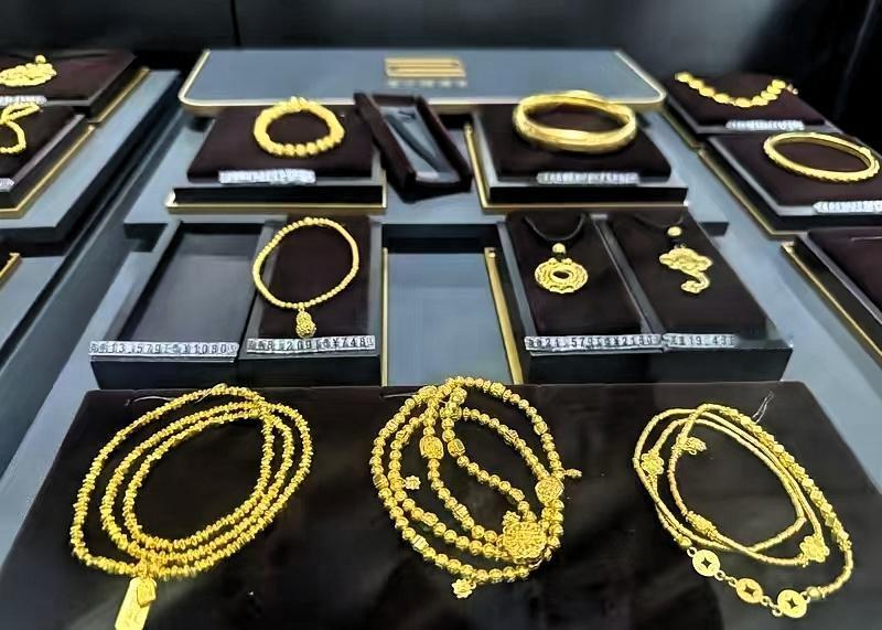 奉劝大家赶紧把金项链
金手镯，都放家里，都别戴了
财不外漏！

现在金价一路走高