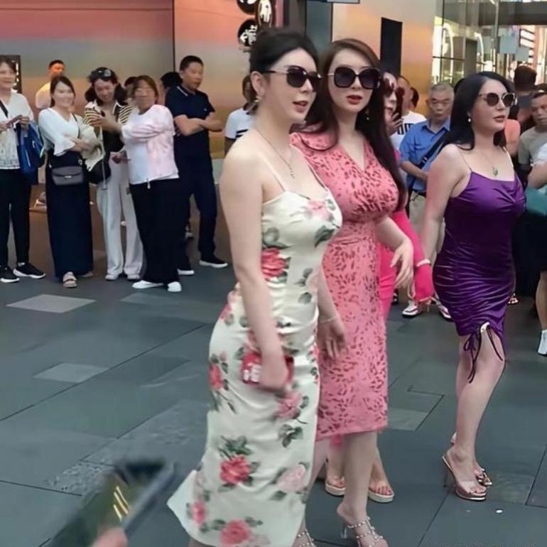 街头三位旗袍女士，网友吵翻了
 
街上偶遇三位打扮精致的女士，一身旗袍气场十足。