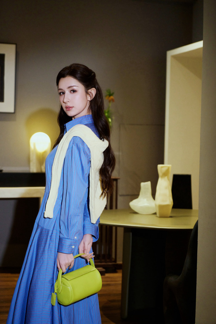 哈妮克孜好震撼的新疆美人 蓝衬衫的利落线条衬出挺拔身姿，米白披肩增添柔和感，将美