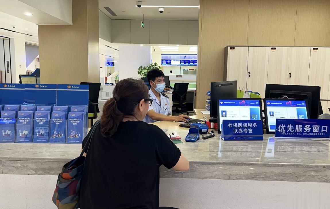 【广州税务：为民服务办实事 一窗通办解难题】“过去一些社保缴费疑难问题需要联系社