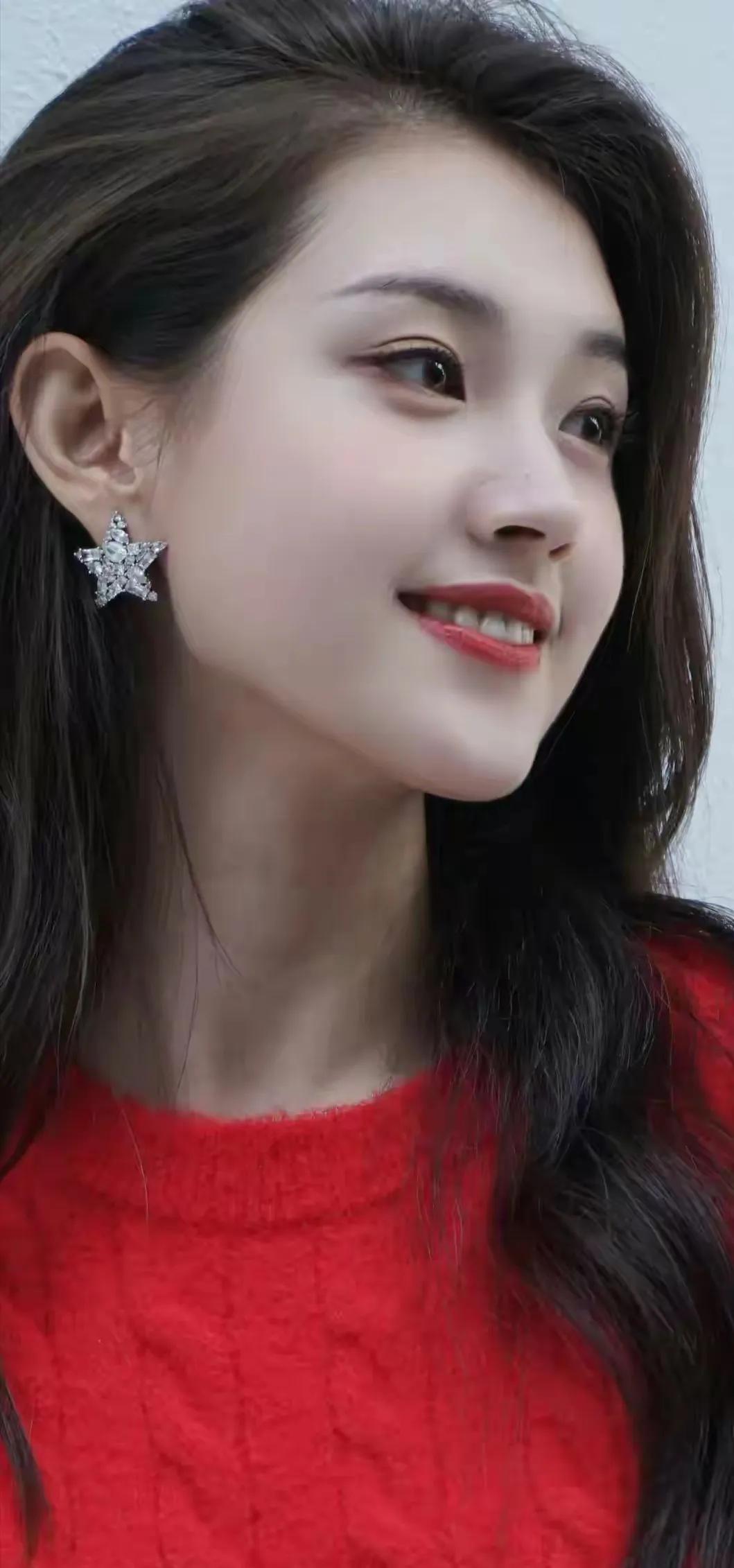 甜美笑容，闪耀耳环，红衣少女，青春洋溢