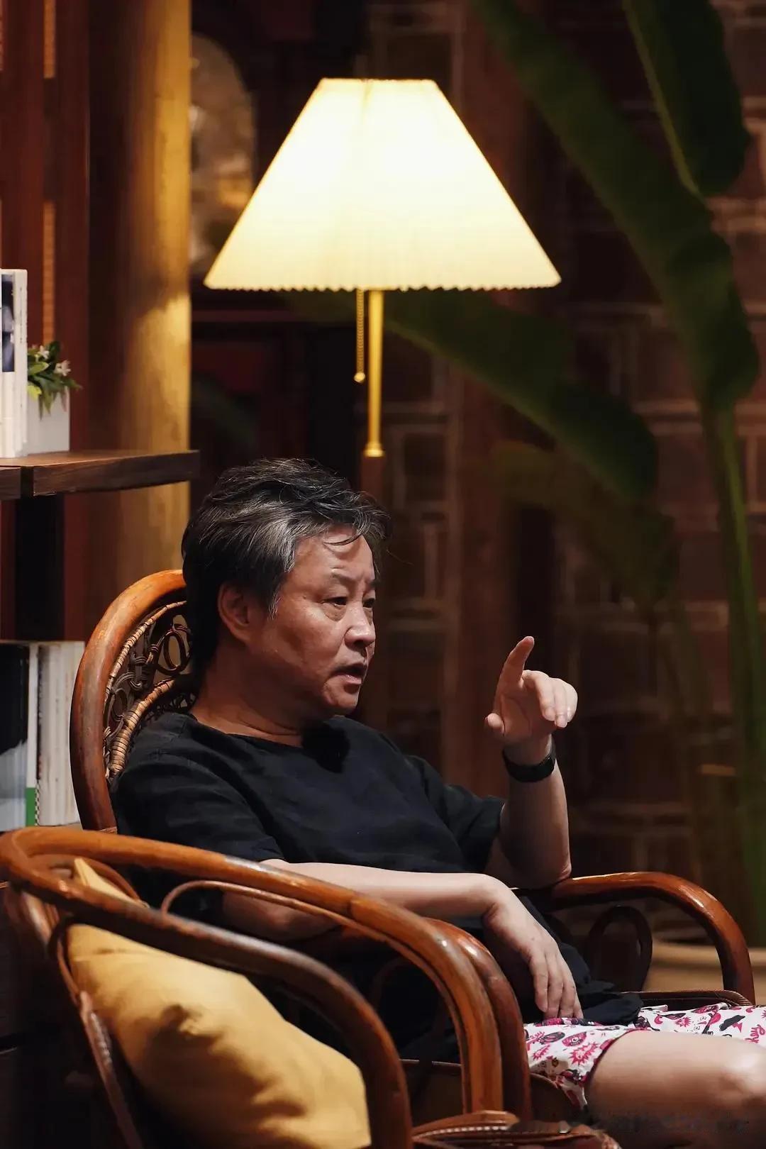 #余华语录摘抄# 余华说:“不要踩着父母的肩膀看过时间的繁华之后，嫌弃父母从未读