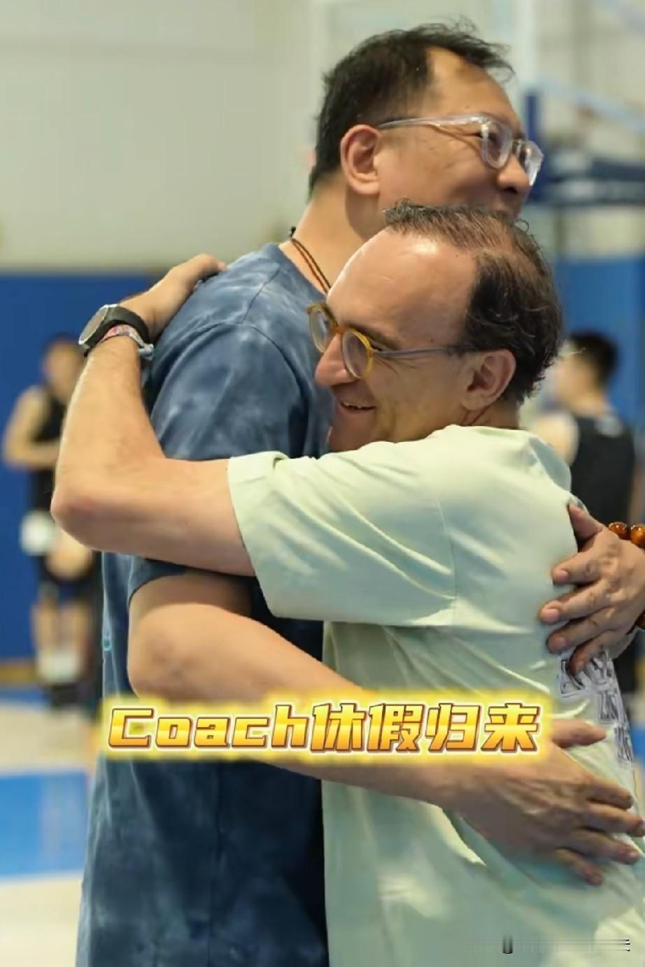 辽宁男篮休赛期第一个动作！乌戈稳坐帅位，官方配文暗藏两层含义：Coach休假归来