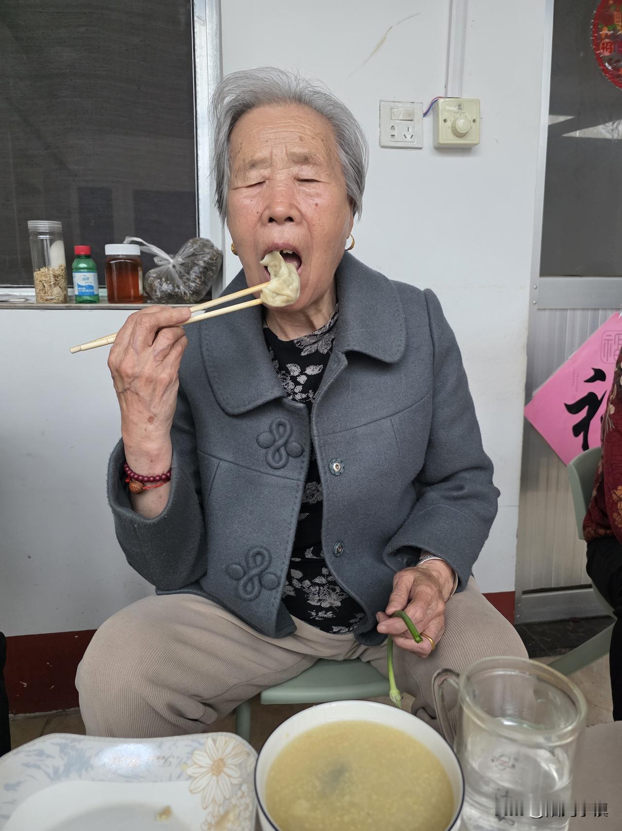 开心！今天心情终于好起来了……

昨天晚上，老母亲莫名其妙突发高烧，竟然烧到40