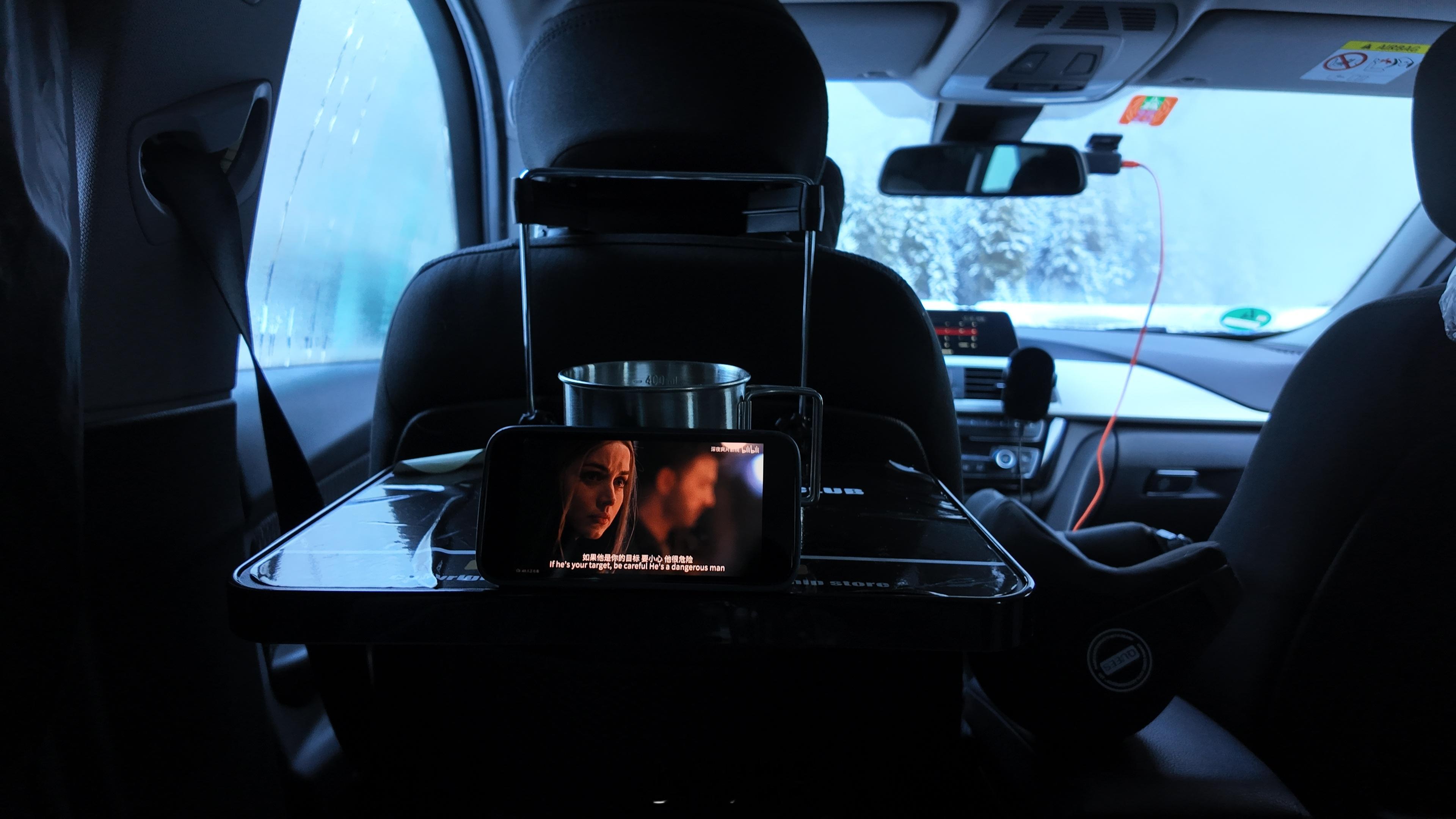 冬天在车里盖着睡袋看电影太爽了，可惜我车没大彩电，求推荐个看电影用的Pad，性价