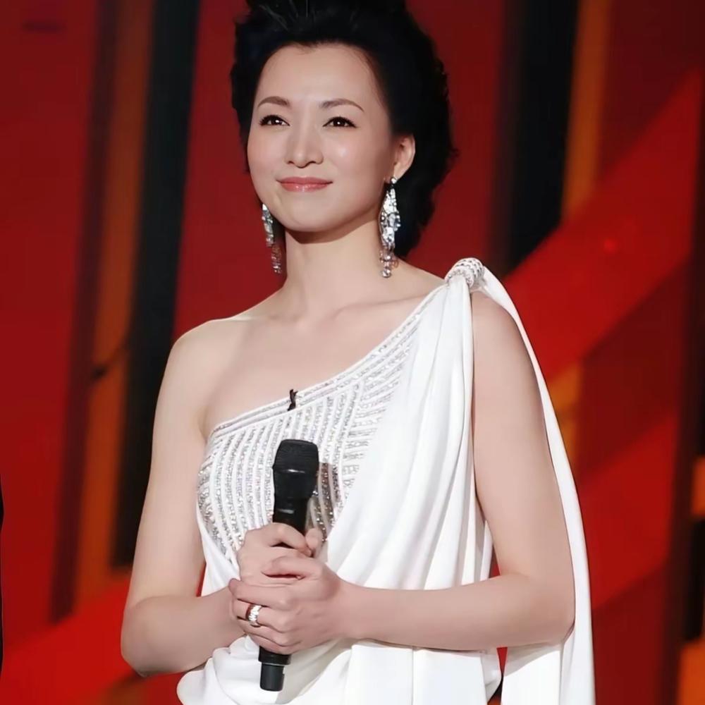 密春雷一事，给所有女性提了个醒。如果自身非常优秀，不要以为跻身豪门便能后顾无忧，
