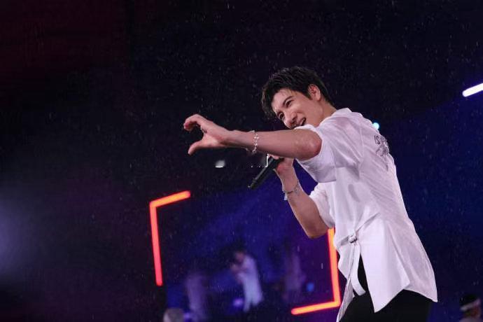 王力宏的发量扛住了暴雨王力宏强者从不抱怨环境 别人下雨开演唱会：撑伞、躲雨、缩着