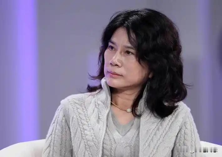 董明珠这回是真低头了。欧洲热浪烧到40度，中国空调卖疯了，美的海信TCL赚得盆满