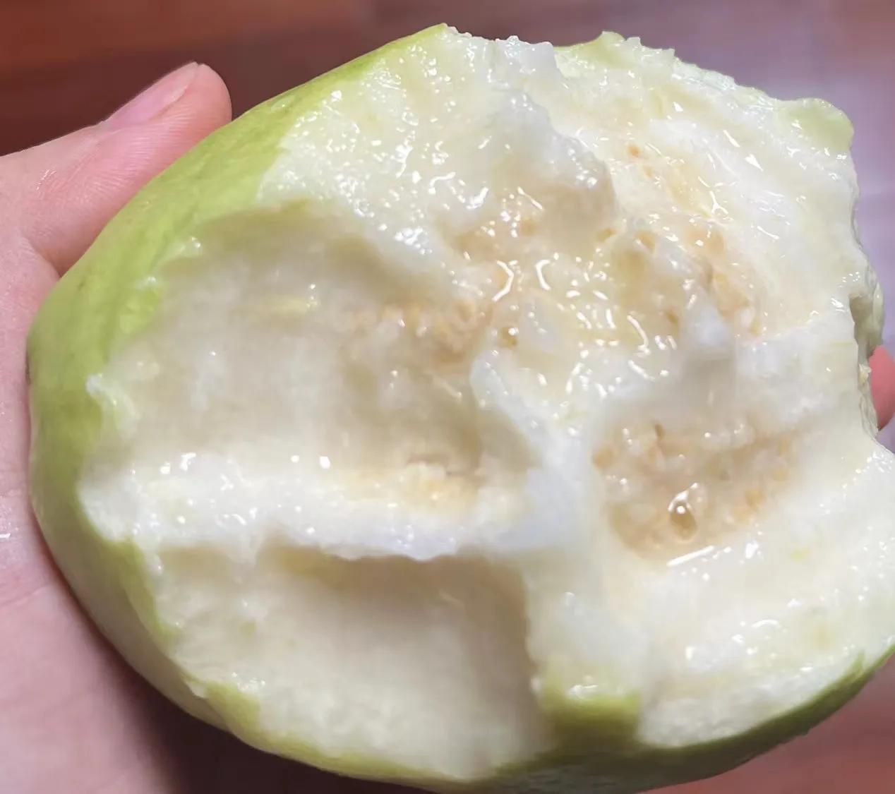 巨门星在命，细心，比较容易挑剔，不满现实，因为看得深入。
化暗，疑心重，有打破砂