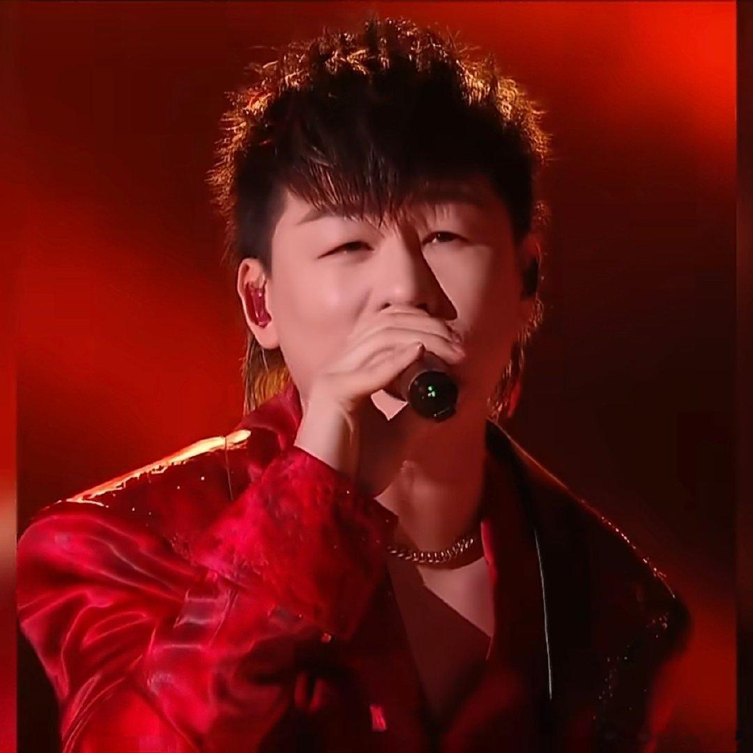 胡彦斌编曲魔丸炸场整首歌曲演唱过程里全程高能不断，像是接连不断地放大招，节奏和情