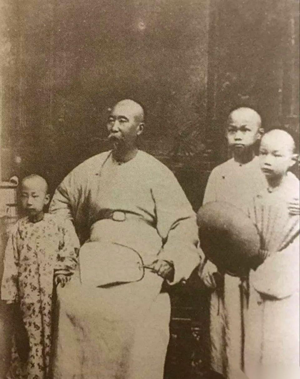 李鸿章的孙子，饿死了。
就死在左宗棠孙子的家门口。1953年的冬天，一口凉了的白