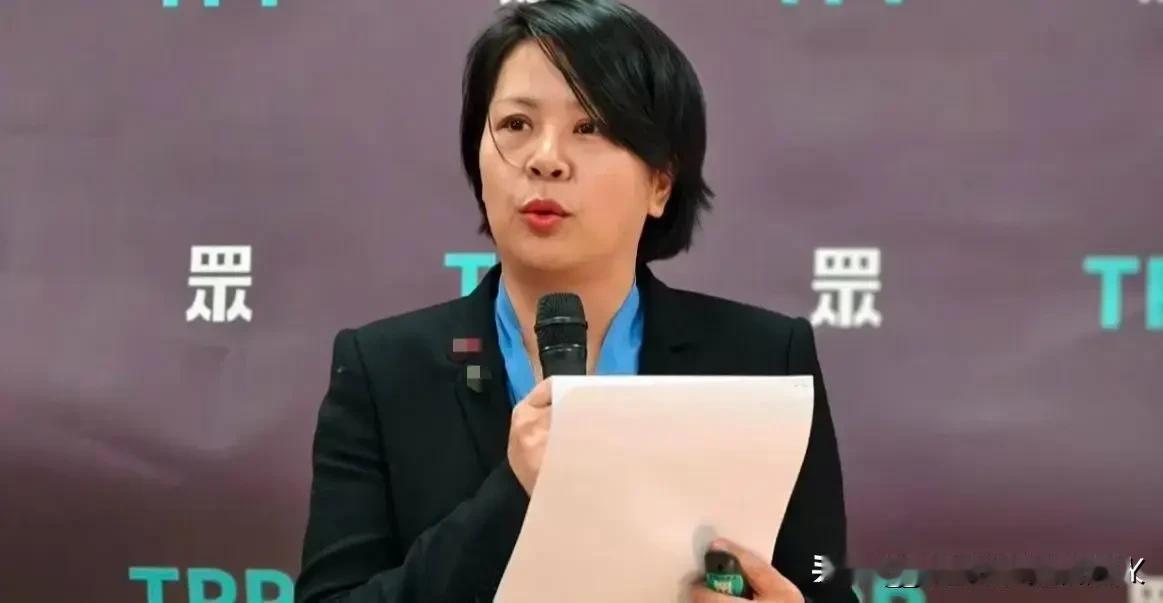 民进党把李贞秀请上节目，本来剧本写好了，让她开口骂大陆，结果她当着主持人的面直接