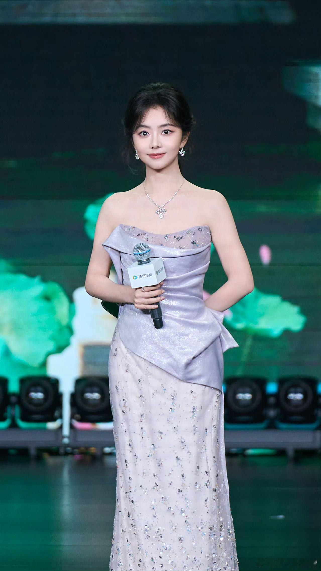 谭松韵一天换乘两部剧宣 《兰香如故》服化道精致耐看，搭配《春禾之上》写实故事，两
