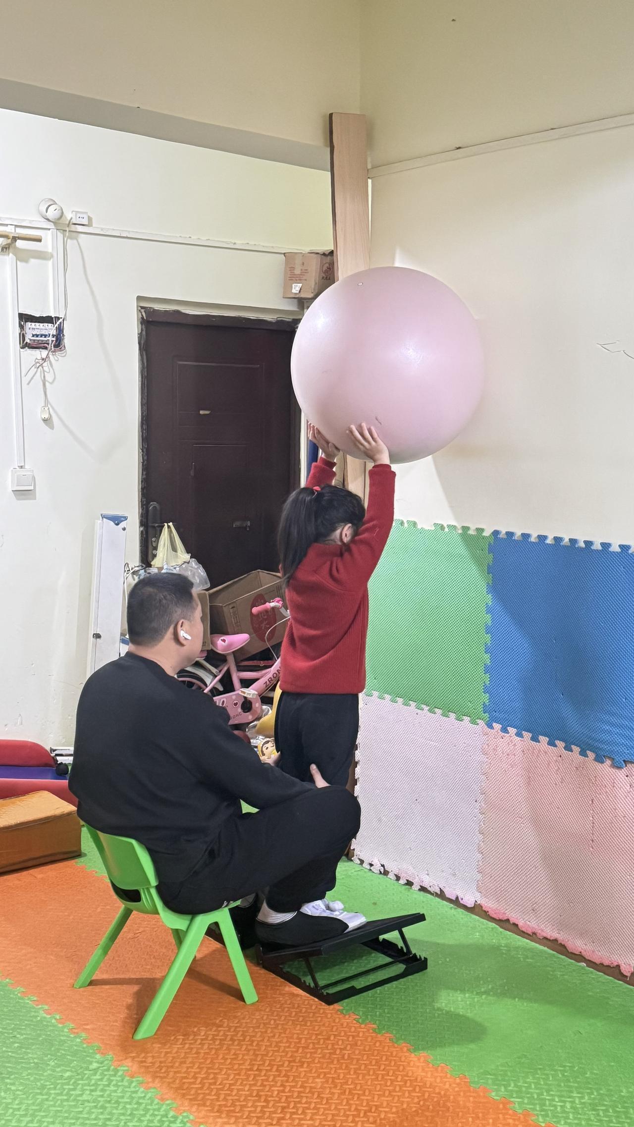 上一节按摩课哭得再厉害
下一节训练课依然会努力的配合。
挺心疼我的豆豆。
但历经