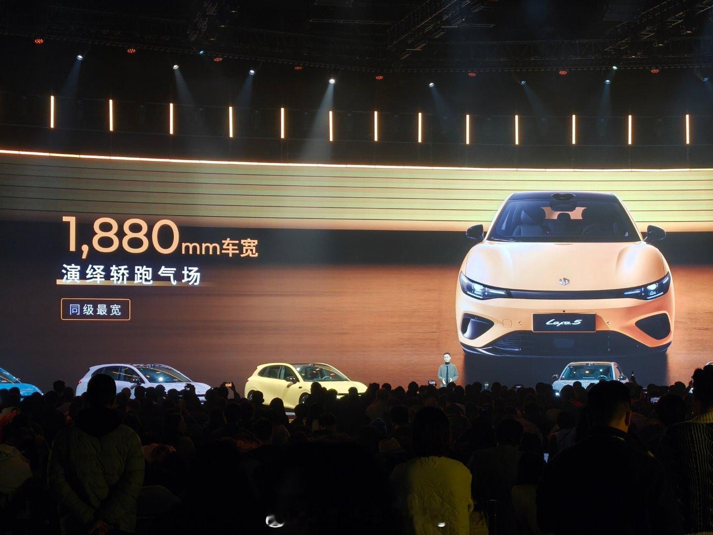 对于一辆4.4米的两厢小车，这个车宽其实是一件坏事... 