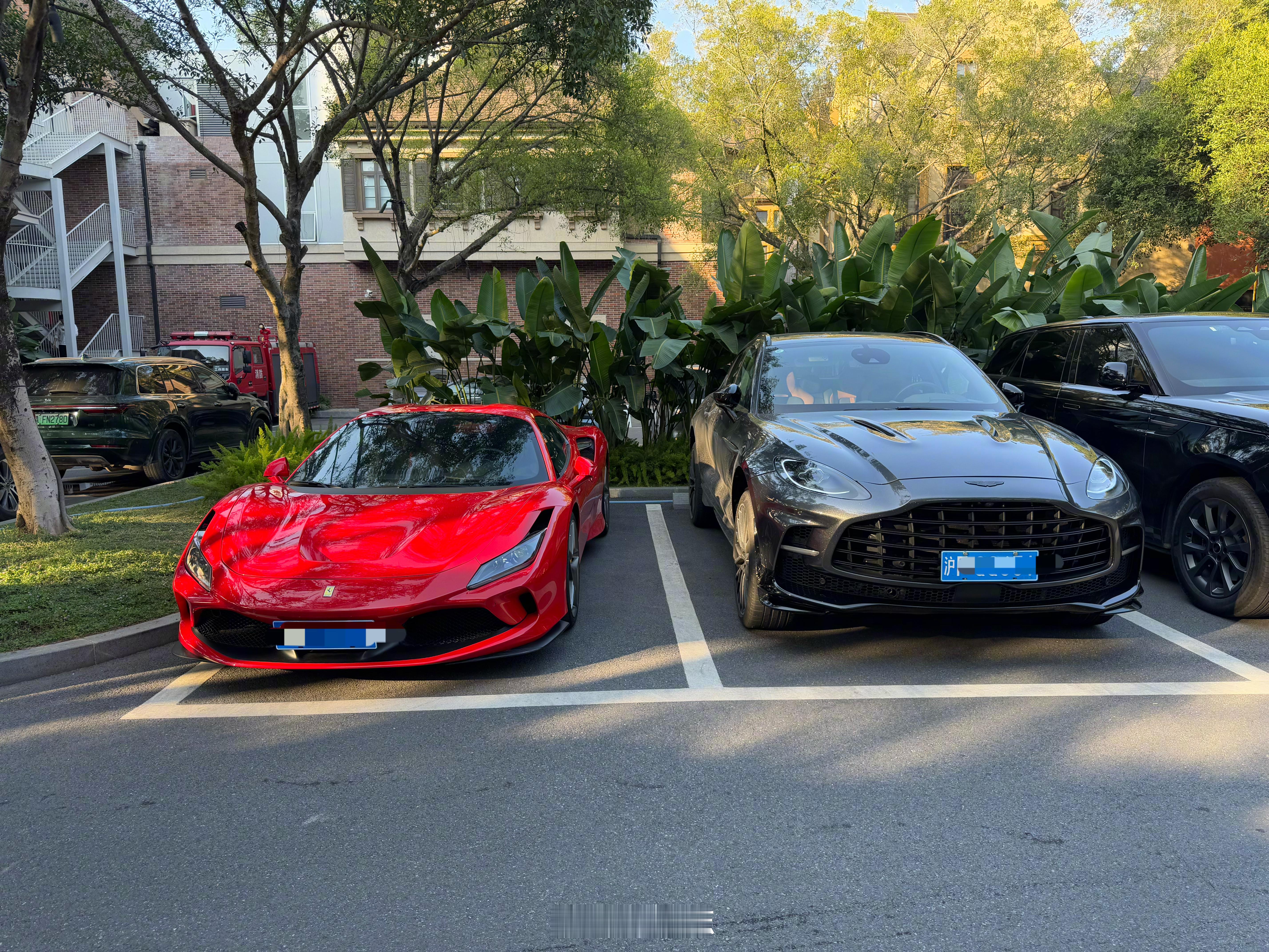你有400万，会选一台超跑还是超级SUV？[笑而不语][笑而不语] 