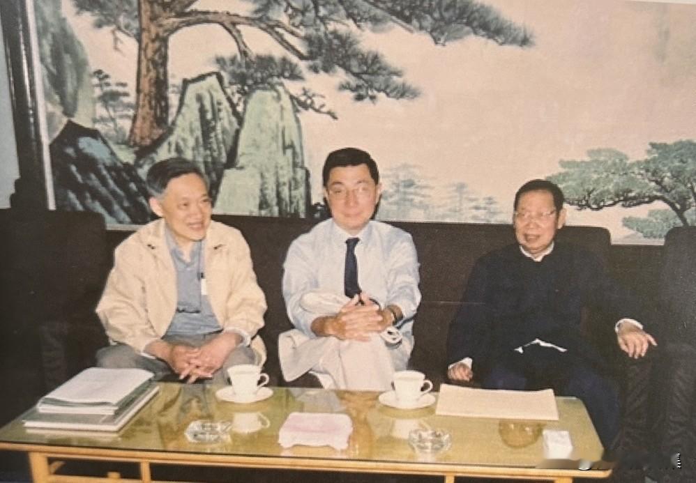 1989年5月，赵忠尧（右）、丁肇中（中）、叶铭汉左拍摄于北京正负电子对撞机（B