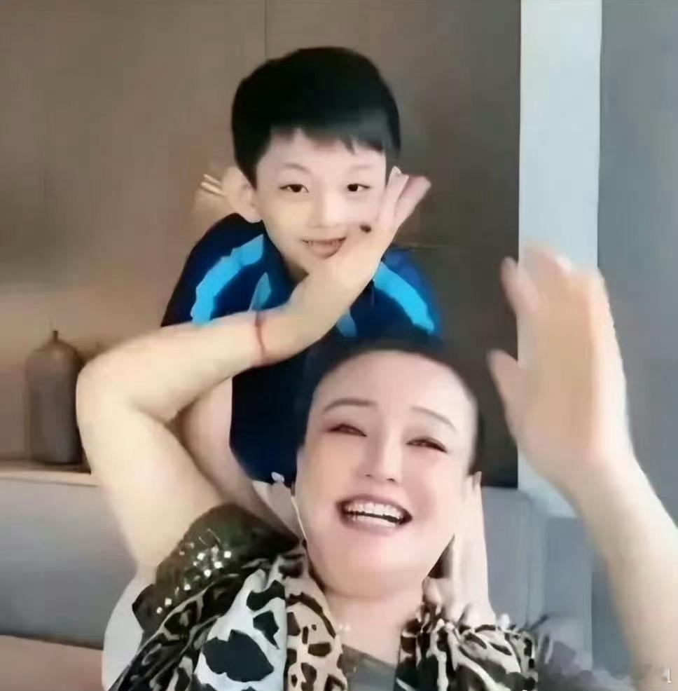 汪小菲儿子还挺帅啊！ ​​​