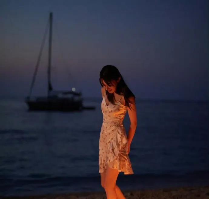 #迪丽热巴大玩烟花棒似仙女 吊带裙衬姣好身材露甜笑# #迪丽热巴很美吗# #哪位