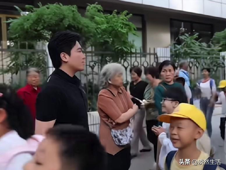 哈哈哈，一看“梁甜甜”就是接娃业务不熟练的！

梁甜甜“靖王爷”，这不经常接孩子