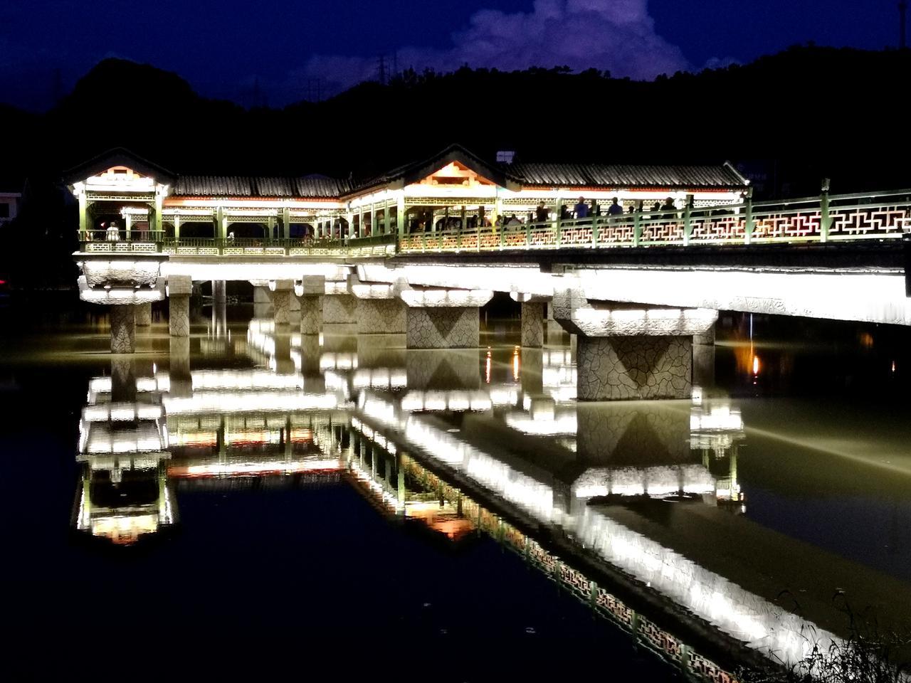 承德的夜，美丽而低调 ，璀璨而内敛。

承德不仅有避暑山庄和外八庙，还是一座山水