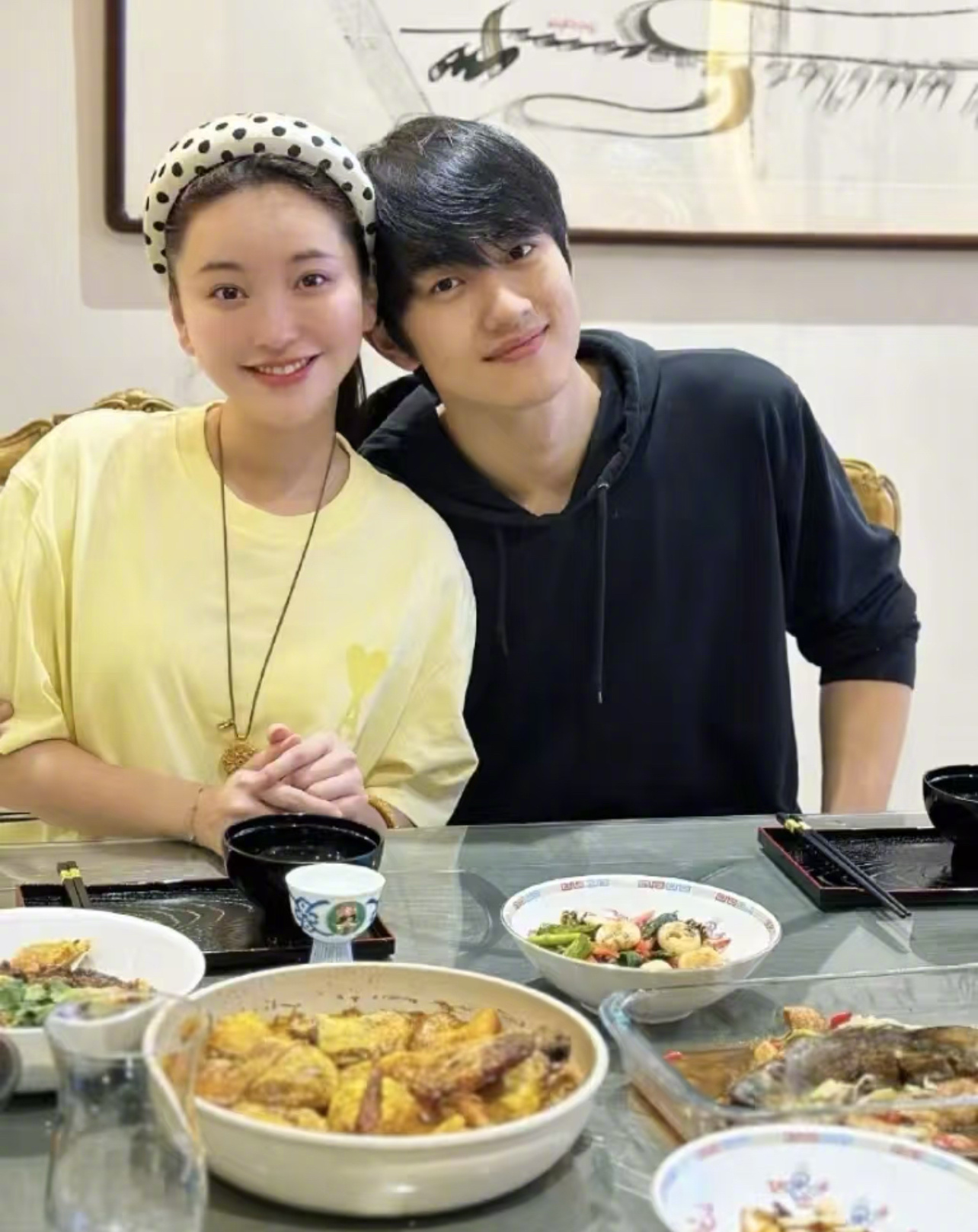 质疑金莎理解金莎羡慕金莎好羡慕金莎这个姐弟恋，也是修成正果了，想当初当时的质疑声