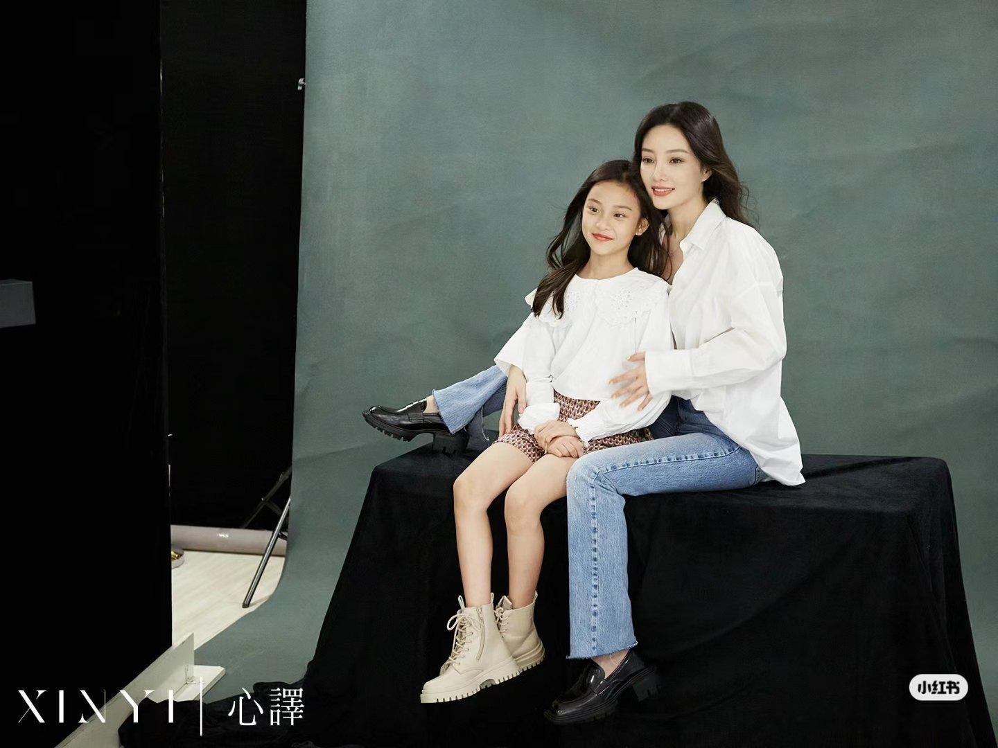 翻到一组李小璐、甜馨前几年拍摄亲子照的花絮甜小姐完全遗传到了妈咪的古灵精怪[爱你