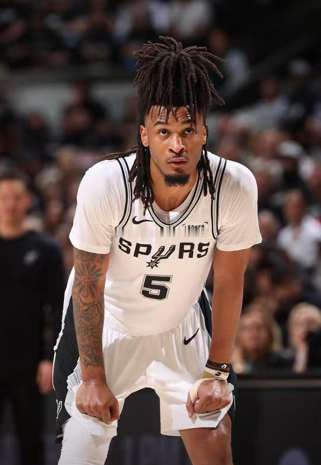 卡斯尔你太狠了！21岁轰32+11+6，NBA 80年没见过这么狂的二年级生马刺
