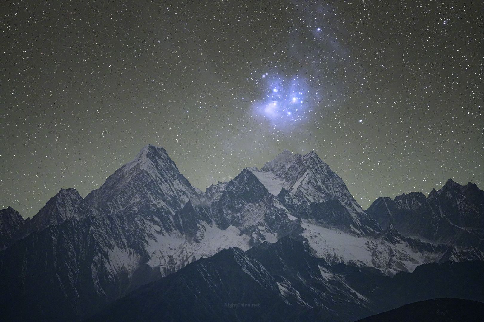 有些相遇，跨越了400光年才得以发生。2月的藏东深夜，昴星团的蓝准时落在木孔雪山