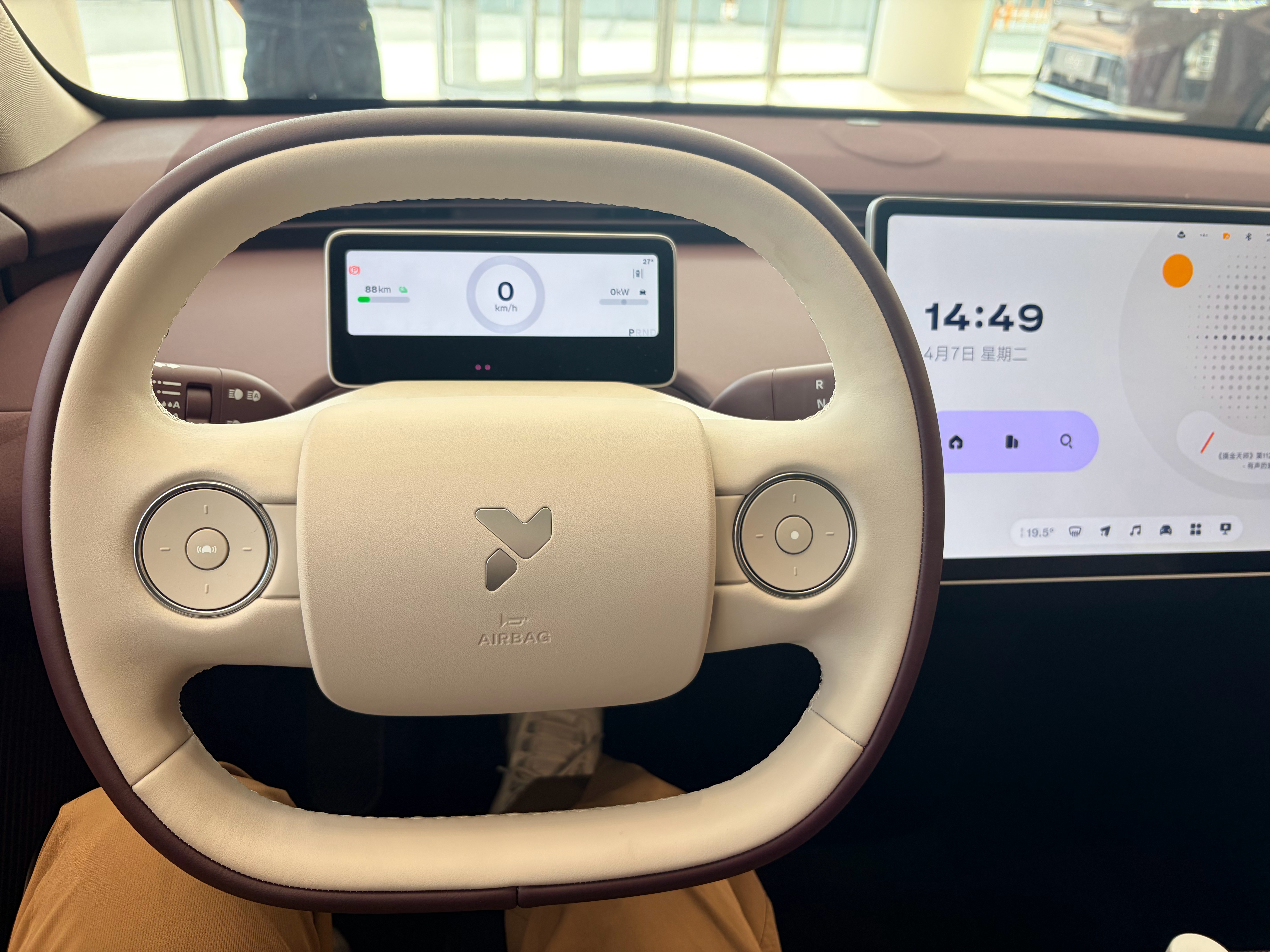 修完乐道L60就顺便来看看蔚来展厅！说实话其他车兴趣不大，但是萤火虫感觉还挺有意