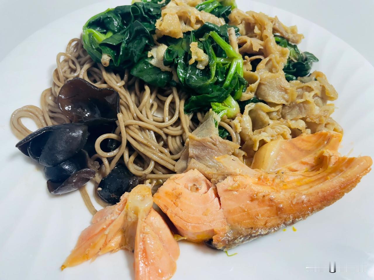今日晚餐
做一份简餐吧！
牛井汁菠菜肥牛卷荞麦面。
配上一点点黑木耳，配上一小块