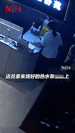 这样的老板必须赚钱！近日黑龙江哈尔滨，元旦深夜女子正在看店，这时走进来一位环卫工