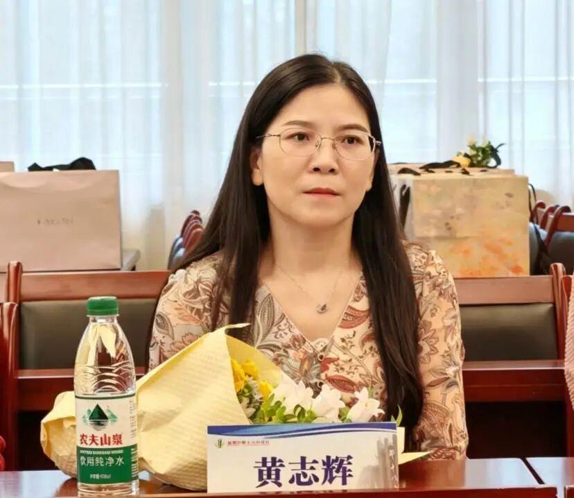 成都十八中2026年教师荣休仪式
​        9月9日，仪式在《致敬芳华》