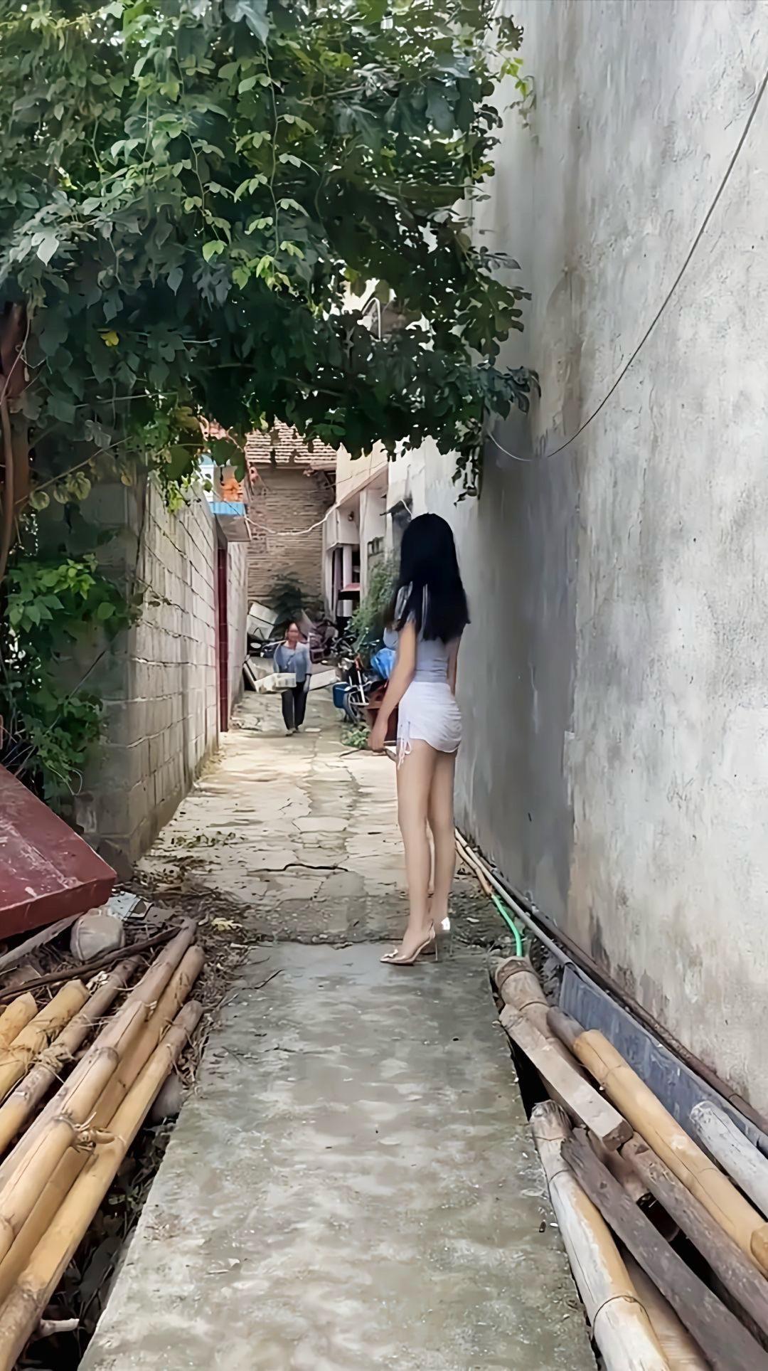 美女这么穿，好看是好看，但不冷吗？