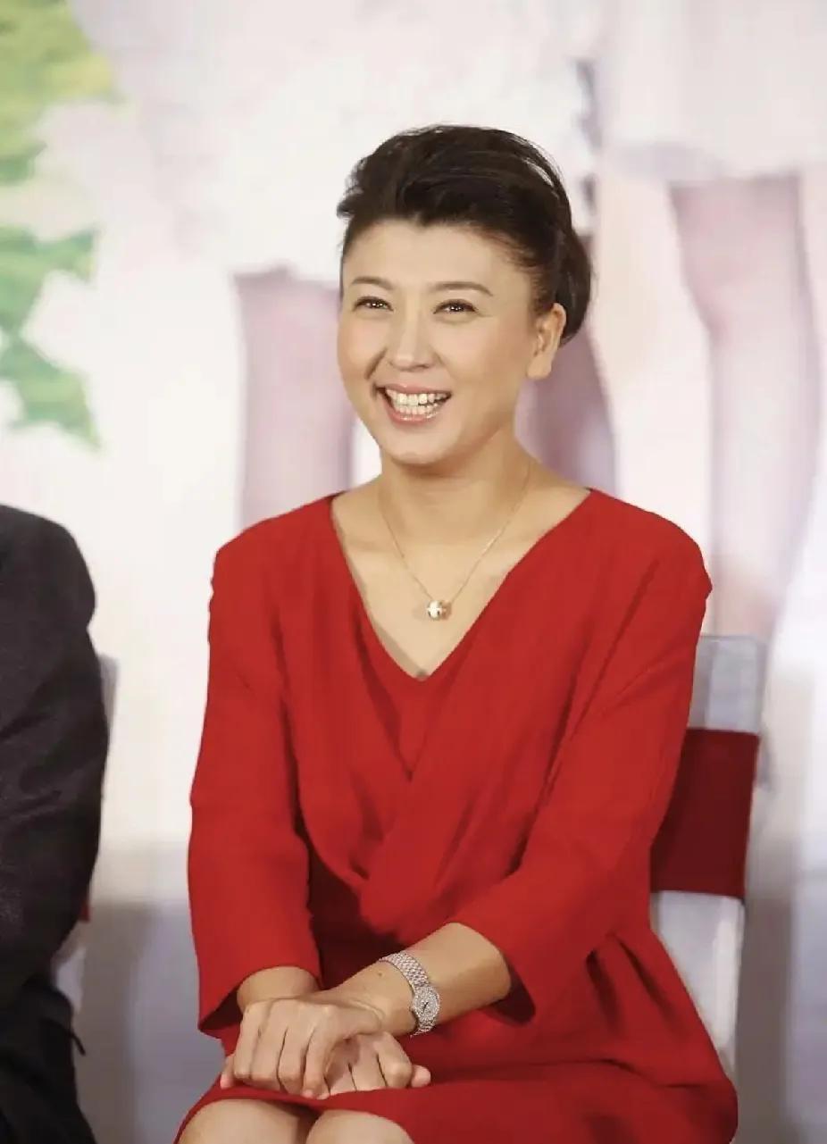 闫学晶哭穷这事！
不查不知道，一查吓一跳，
万万没想到，闫学晶这几年的状况真是不