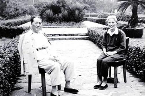 1950年7月的一个夜晚，毛主席正在书房里拆阅群众来信。其中一封信非常厚，来自无