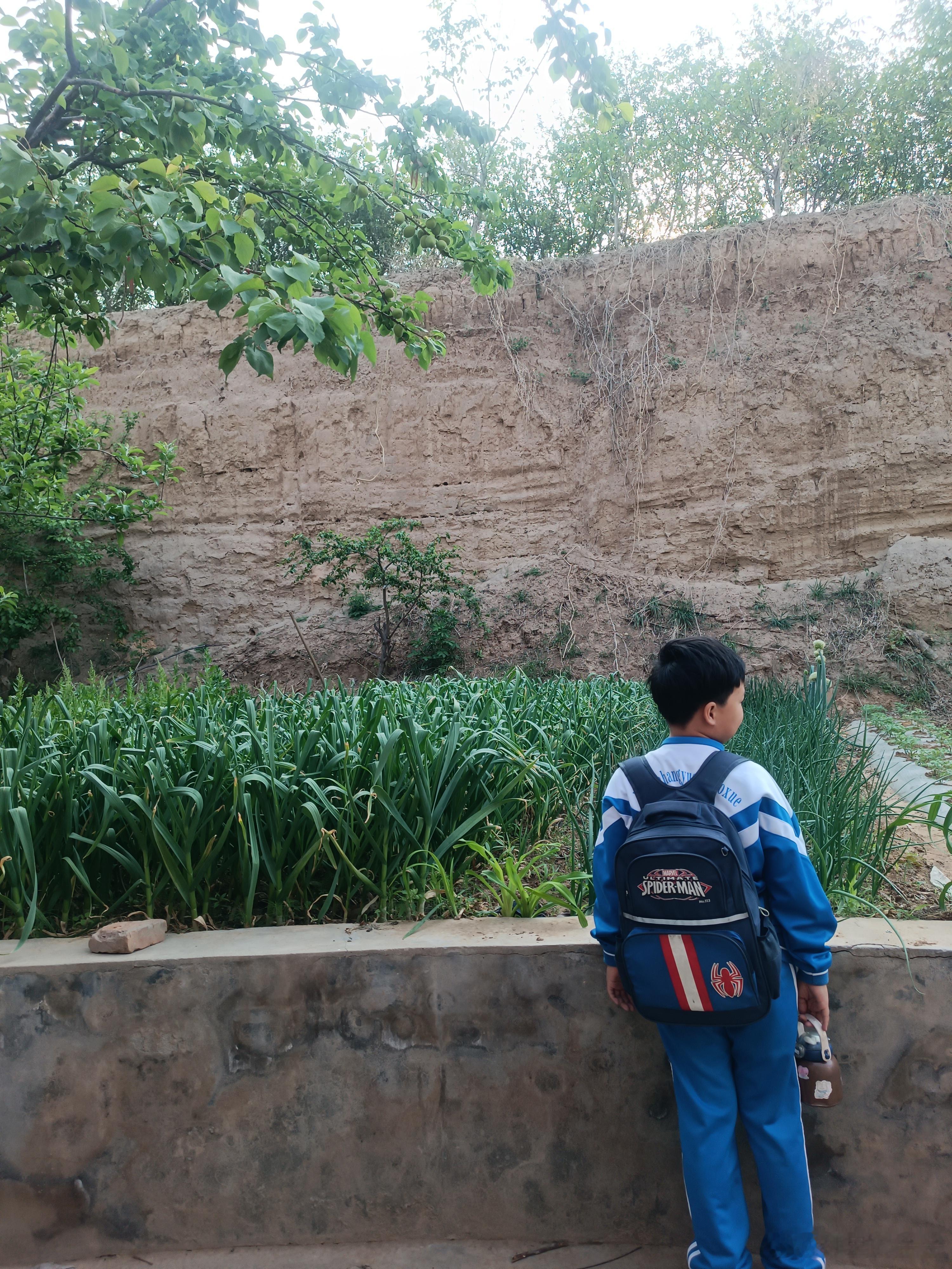 对比下来我们这儿的校服简直是性价比天花板啊！👕👕👕夏装一套才70左右，面料