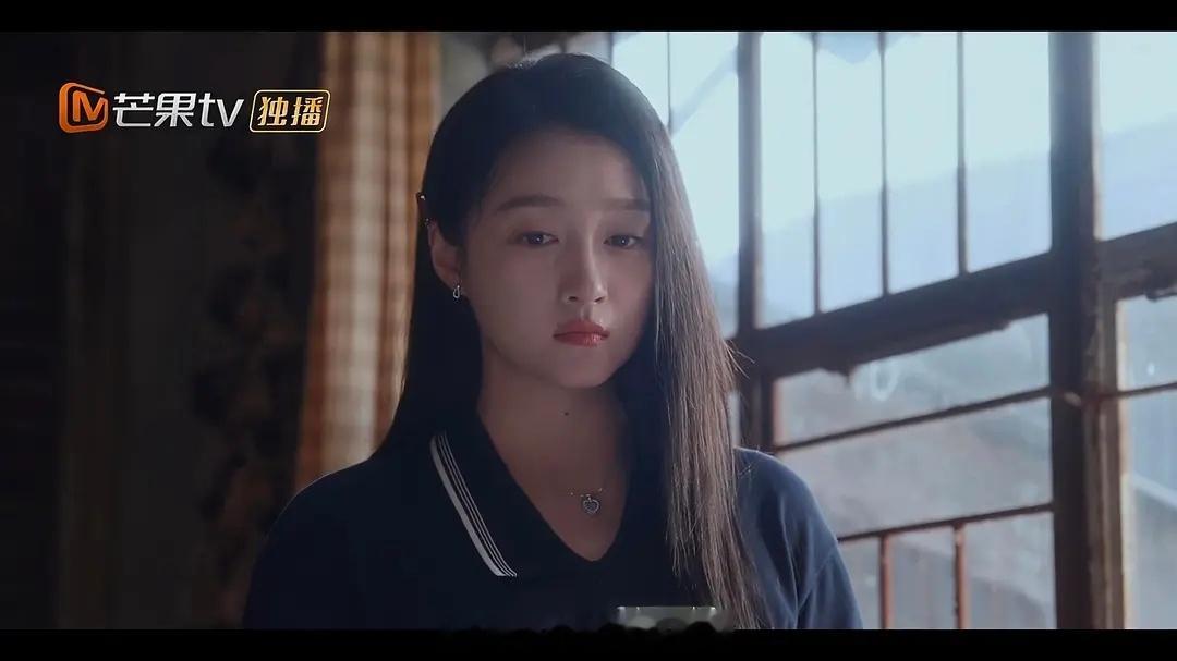 彤流量起不来最重要的原因就是长相—给人一种精致土的感觉。流量花最基本的要求就是看