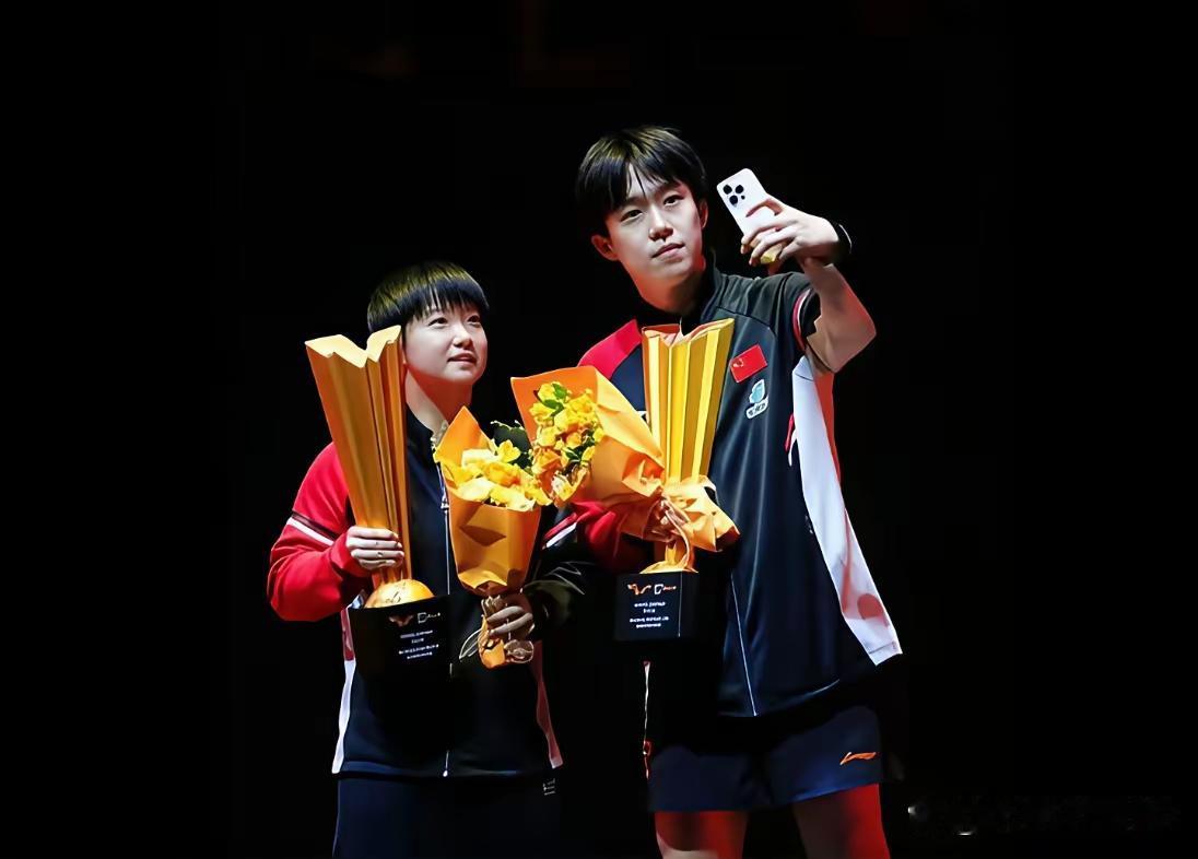 莎头有爱
亲如一家

不是一家
并蒂莲花

何日成家
芳草天涯

万众盼之
娇筱