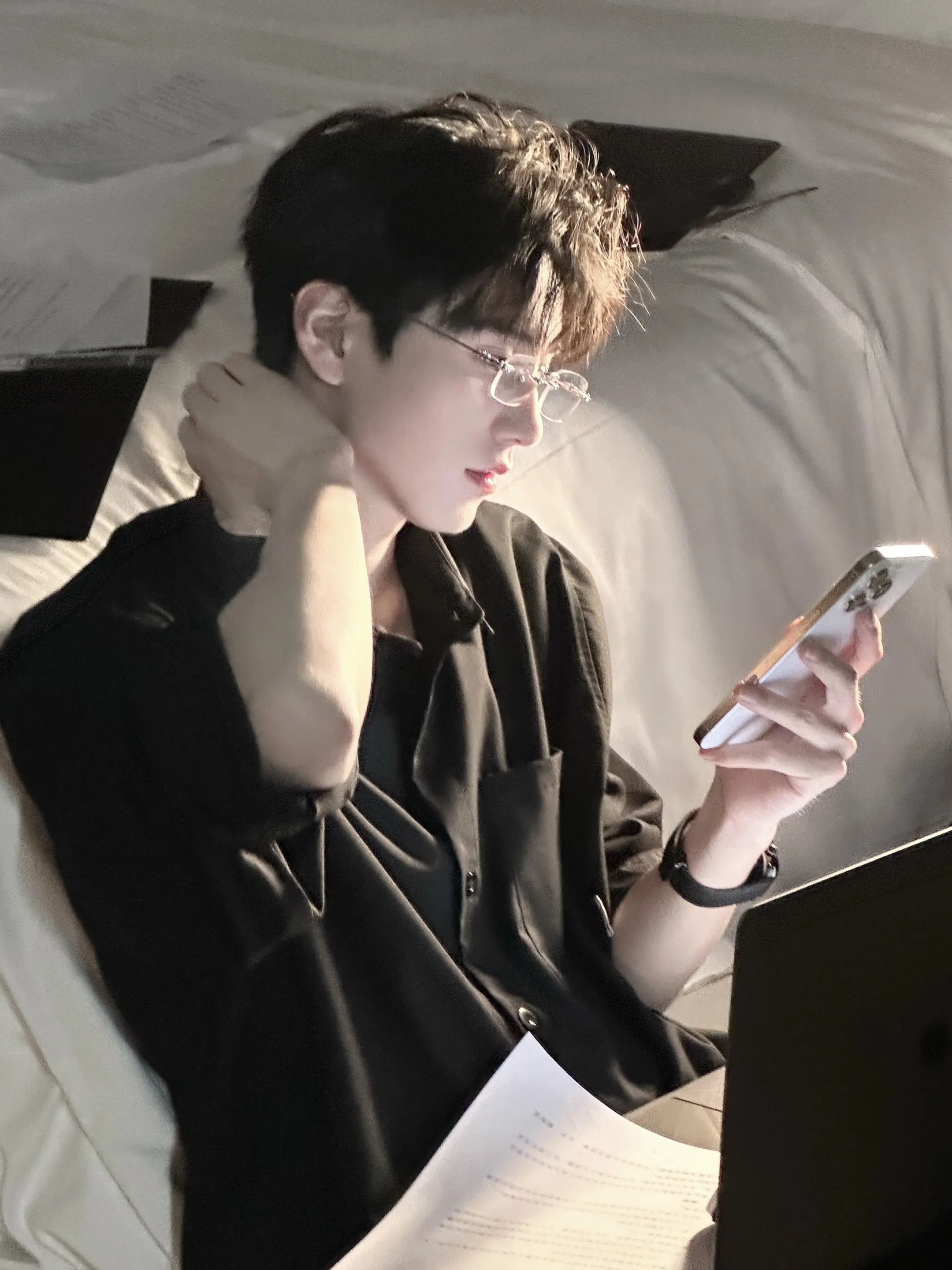 “就算深夜加班 也要等到你回我的消息”