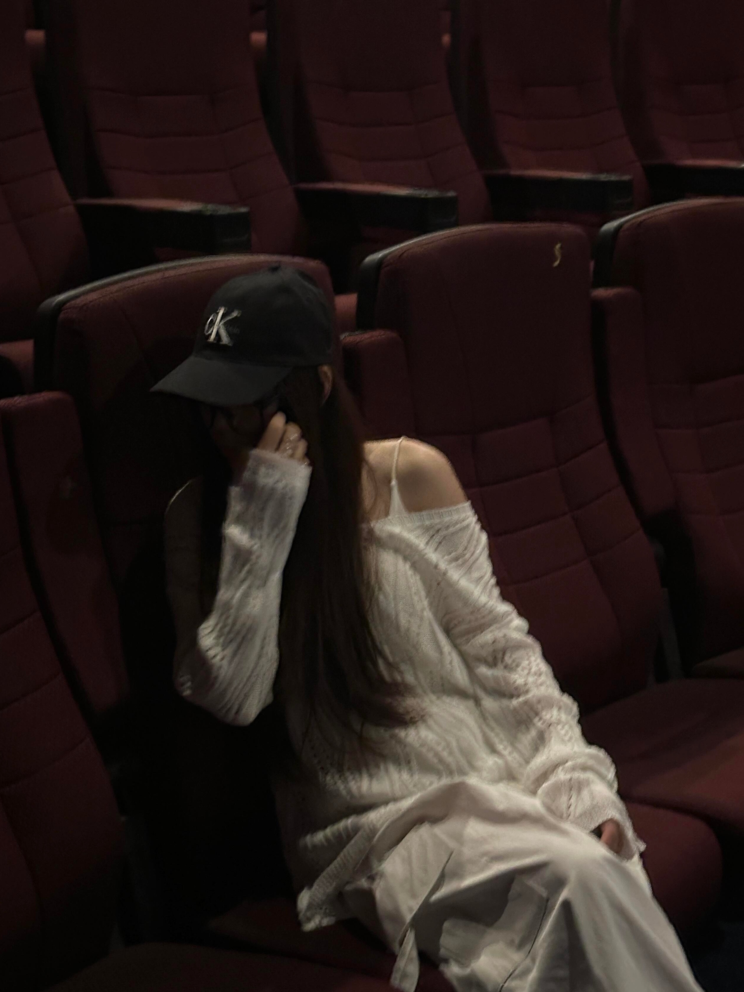 少追问别人的选择,多尊重彼此的边界,沉默里藏着最温柔的体谅。 